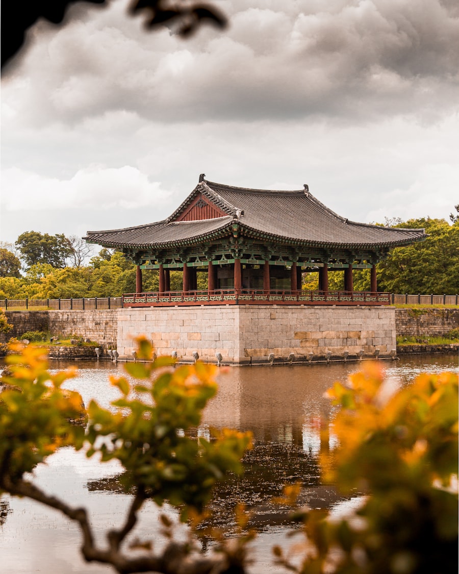 연못에 비친 경주 동궁과 월지의 전통 누각